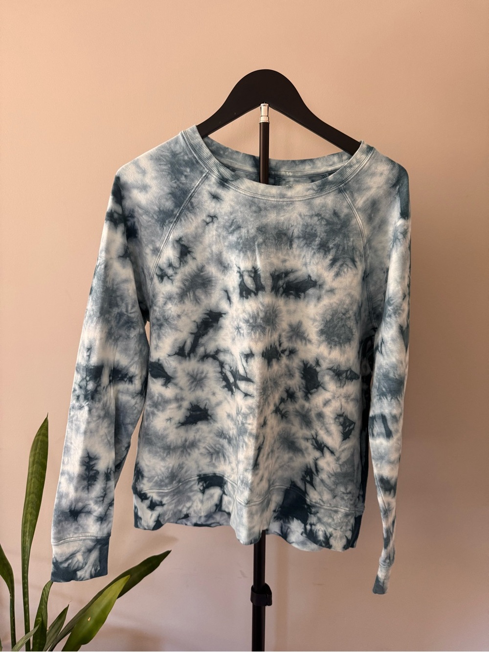 Athleta Blue and White Tie-Dye Crew Sweatshirt -M